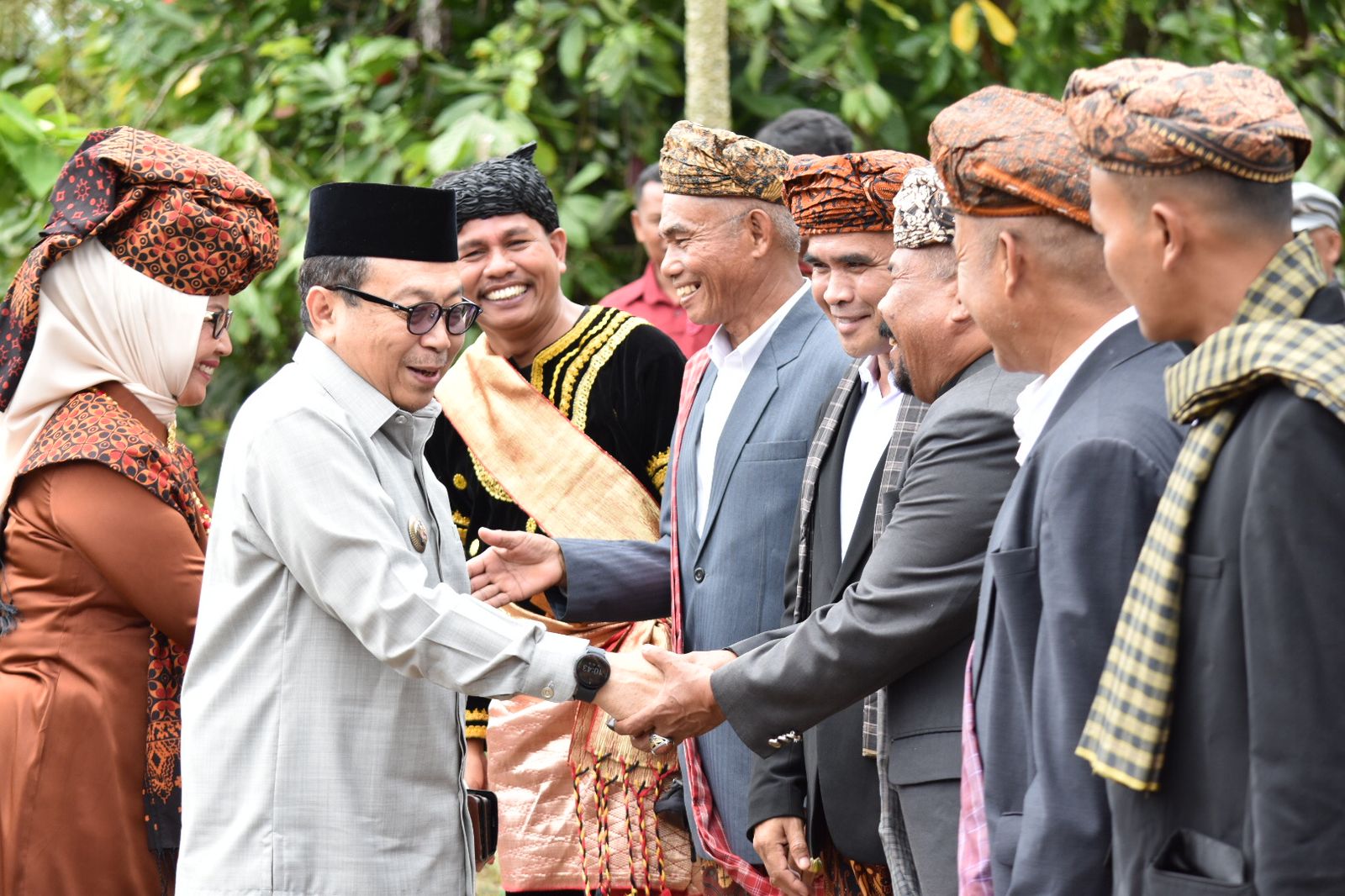 Pj Wali Kota Payakumbuh Jasman menyalami pengurus  LKAAM Kecamatan Lamposi Tigo Nagori